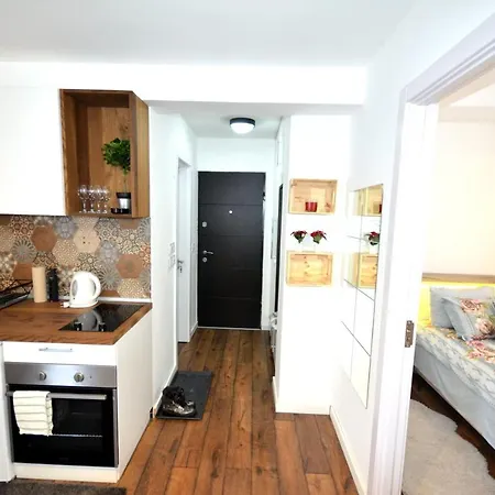 C L E A N&c O Z Y דירה